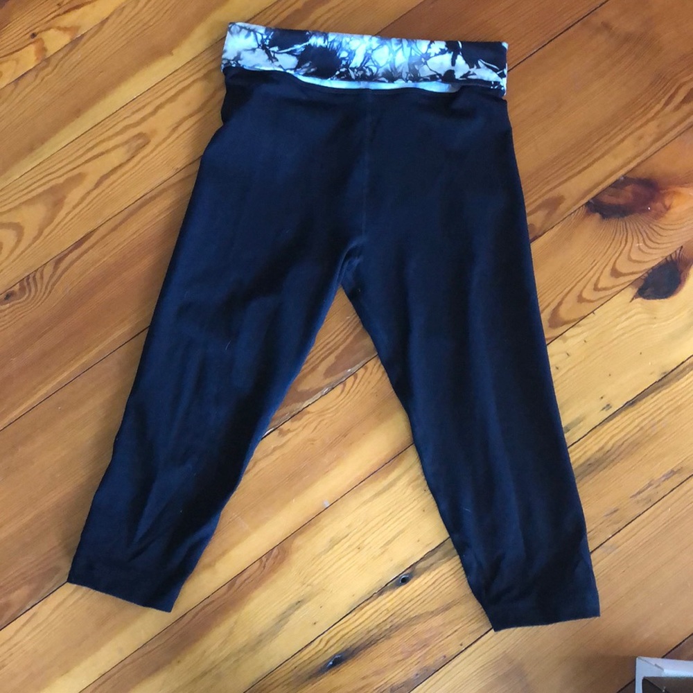 Cropped leggings.